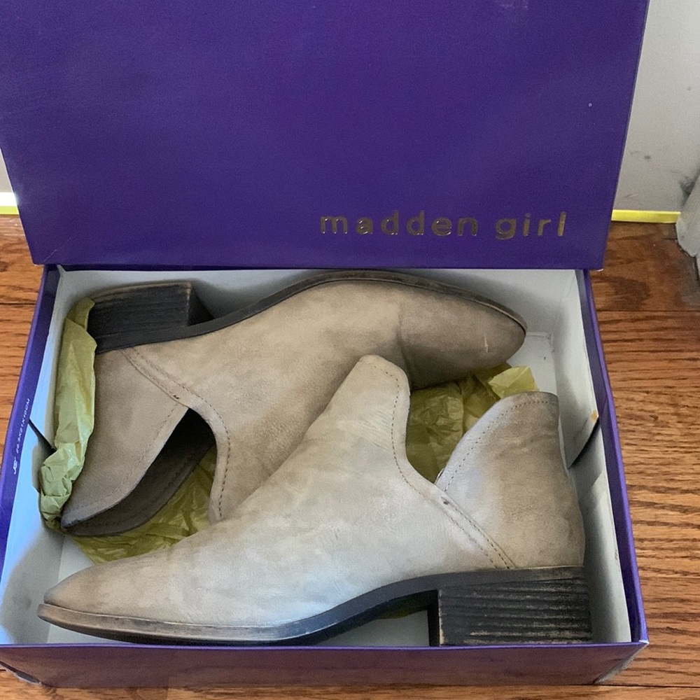 Madden girl- Womans size 9
Zavier Taupe Pari